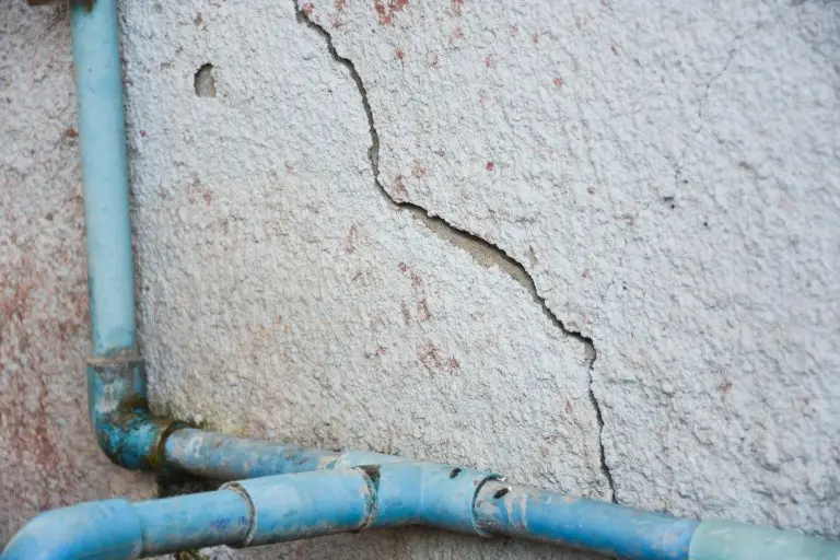 Fissures dans les murs : Causes et solutions au-delà des sols argileux